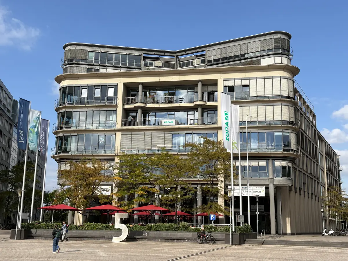 Das MediaPark-Gebäude in Köln, in dem das ZopaAI-Team arbeitet.